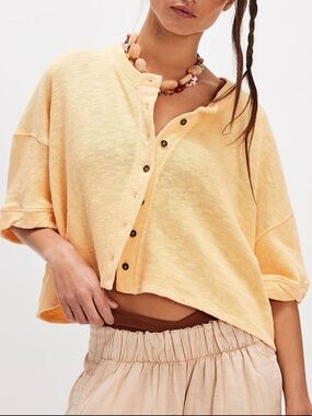 Light Yellow Button-Front Cropped Knit Top